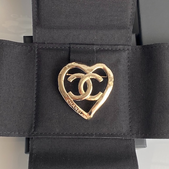CHANEL 2022P GOLDEN TONE HEART METAL BROOCH WITH CC LOGO - Picture 8 of 16